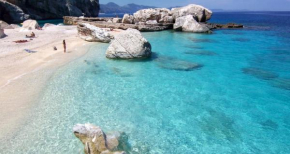 Purple Flower Suit Apartment, Cala Gonone